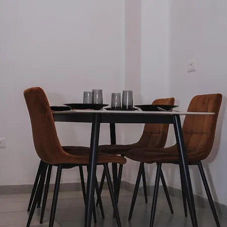 Via Albania - New Bazaar ティラナ